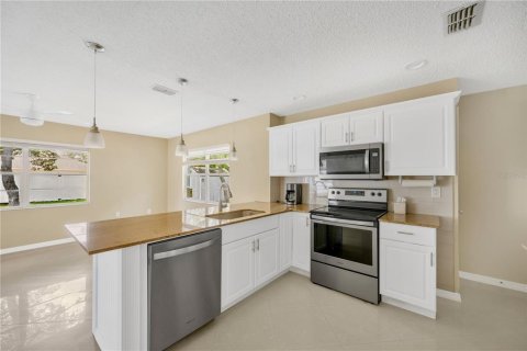 House in Spring Hill, Florida 2 bedrooms, 117.61 sq.m. № 2117111 - photo 9