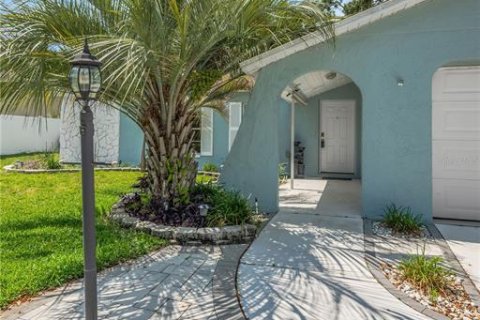 House in Spring Hill, Florida 2 bedrooms, 117.61 sq.m. № 2117111 - photo 7