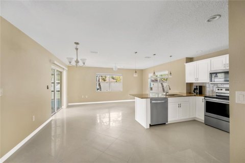 House in Spring Hill, Florida 2 bedrooms, 117.61 sq.m. № 2117111 - photo 17