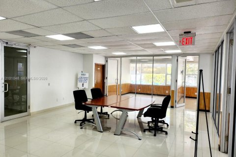 Commercial property in Miami, Florida № 2402392 - photo 5
