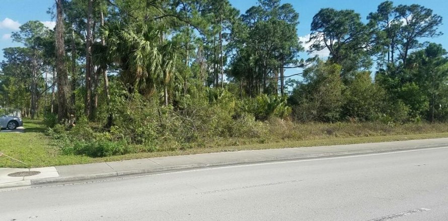 Commercial property in Port St. Lucie, Florida № 2084071