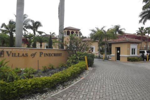 Townhouse in Pinecrest, Florida 2 bedrooms, 83.61 sq.m. № 2068182