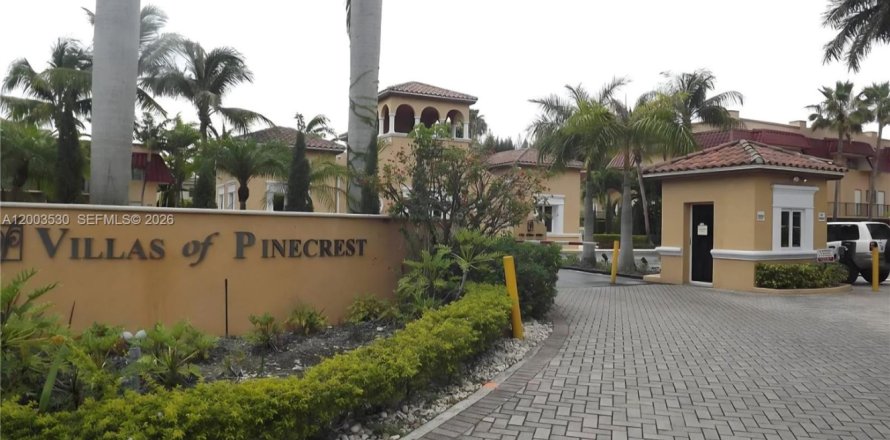 Townhouse in Pinecrest, Florida 2 bedrooms, 83.61 sq.m. № 2068182