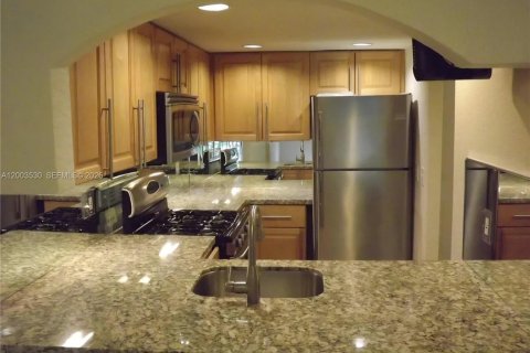 Townhouse in Pinecrest, Florida 2 bedrooms, 83.61 sq.m. № 2068182 - photo 2