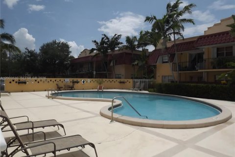 Townhouse in Pinecrest, Florida 2 bedrooms, 83.61 sq.m. № 2068182 - photo 5