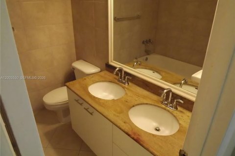 Townhouse in Pinecrest, Florida 2 bedrooms, 83.61 sq.m. № 2068182 - photo 10