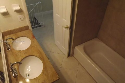 Townhouse in Pinecrest, Florida 2 bedrooms, 83.61 sq.m. № 2068182 - photo 7