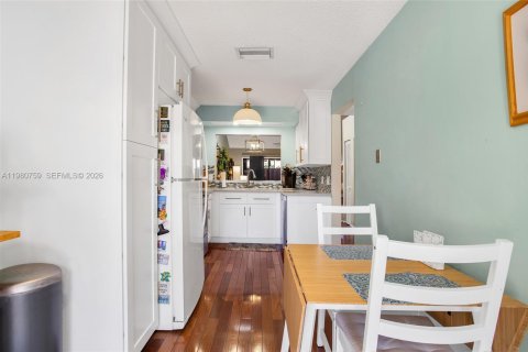 Adosado en venta en Dania Beach, Florida, 2 dormitorios, 119.84 m2 № 2044029 - foto 17