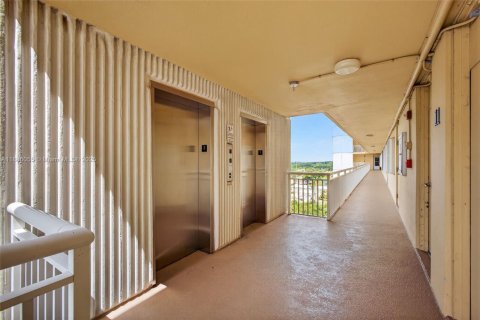 Condo in St. Lucie, Florida, 2 bedrooms  № 1930291 - photo 4