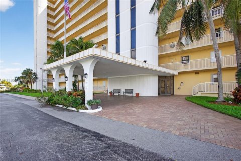 Condo in St. Lucie, Florida, 2 bedrooms  № 1930291 - photo 3