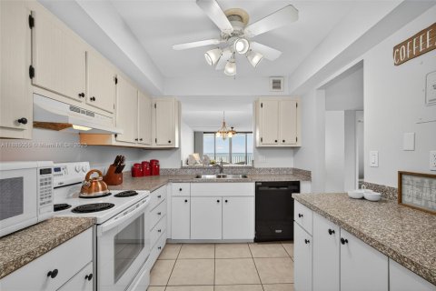 Condo in St. Lucie, Florida, 2 bedrooms  № 1930291 - photo 17