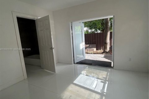 Снять в аренду виллу или дом в Майами, Флорида 2 спальни, № 2034418 - фото 11