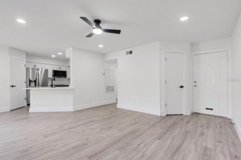 Condo in Orlando, Florida, 2 bedrooms № 2224340 - photo 5