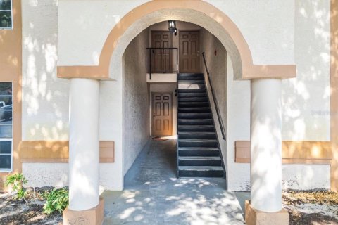 Condo in Orlando, Florida, 2 bedrooms № 2224340 - photo 2