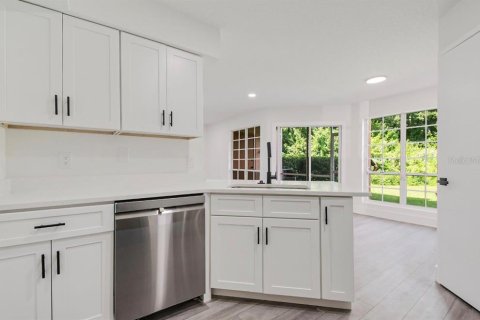 Condo in Orlando, Florida, 2 bedrooms № 2224340 - photo 12