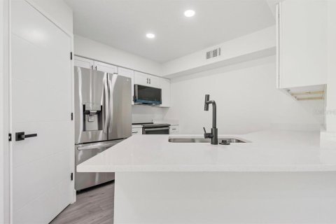 Condo in Orlando, Florida, 2 bedrooms № 2224340 - photo 10