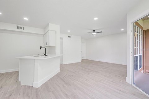 Condo in Orlando, Florida, 2 bedrooms № 2224340 - photo 9
