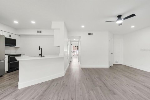 Condo in Orlando, Florida, 2 bedrooms № 2224340 - photo 16