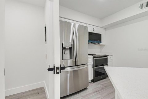 Condo in Orlando, Florida, 2 bedrooms № 2224340 - photo 14
