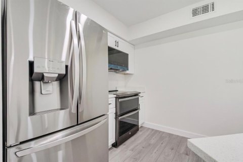 Condo in Orlando, Florida, 2 bedrooms № 2224340 - photo 11