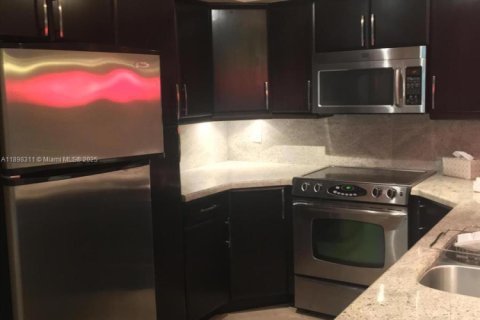 Снять в аренду кондоминиум в Уэст-Палм-Бич, Флорида 2 спальни, 99.59м2, № 1949471 - фото 3