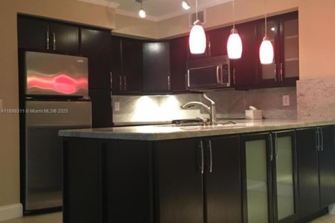 Снять в аренду кондоминиум в Уэст-Палм-Бич, Флорида 2 спальни, 99.59м2, № 1949471 - фото 2