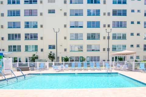 Condo in Gulfport, Florida, 1 bedroom  № 1612588 - photo 25