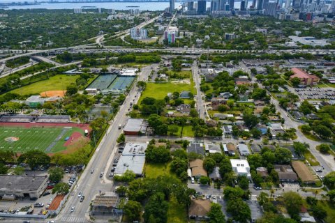 Commercial property in Miami, Florida № 2086111 - photo 9