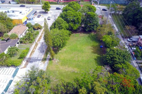 Commercial property in Miami, Florida № 2086111