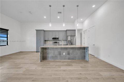 Casa en venta en Cape Coral, Florida, 3 dormitorios № 1890838 - foto 6