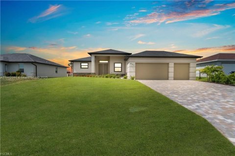 Casa en venta en Cape Coral, Florida, 3 dormitorios № 1890838 - foto 1
