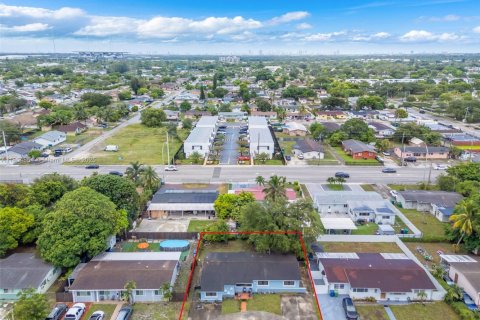 House in Miami Gardens, Florida 3 bedrooms, 154.5 sq.m. № 1874249 - photo 20