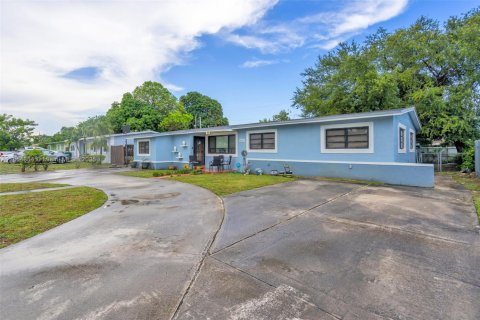 House in Miami Gardens, Florida 3 bedrooms, 154.5 sq.m. № 1874249 - photo 3
