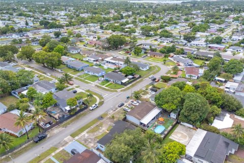 House in Miami Gardens, Florida 3 bedrooms, 154.5 sq.m. № 1874249 - photo 21