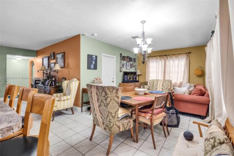 House in Miami Gardens, Florida 3 bedrooms, 154.5 sq.m. № 1874249 - photo 7