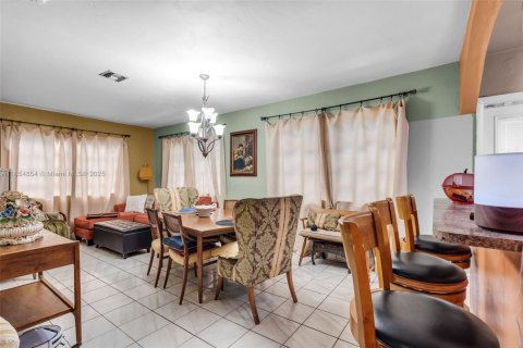 House in Miami Gardens, Florida 3 bedrooms, 154.5 sq.m. № 1874249 - photo 8