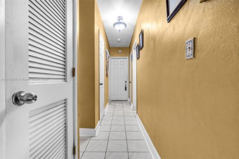 House in Miami Gardens, Florida 3 bedrooms, 154.5 sq.m. № 1874249 - photo 13