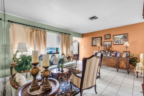 House in Miami Gardens, Florida 3 bedrooms, 154.5 sq.m. № 1874249 - photo 6