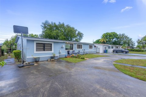 House in Miami Gardens, Florida 3 bedrooms, 154.5 sq.m. № 1874249 - photo 2