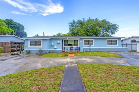 House in Miami Gardens, Florida 3 bedrooms, 154.5 sq.m. № 1874249 - photo 1