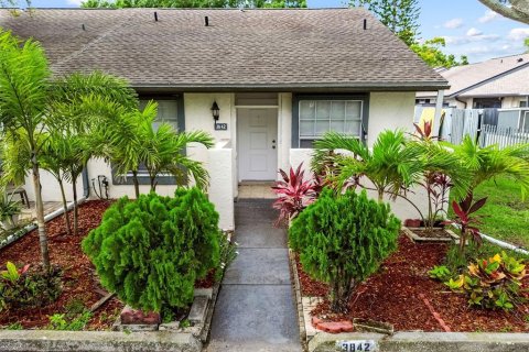 House in Largo, Florida 2 bedrooms, 96.25 sq.m. № 1838410 - photo 1