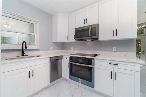 House in Punta Gorda, Florida 3 bedrooms, 157.47 sq.m. № 1910862 - photo 6