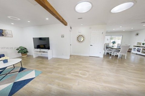 Casa en venta en Orlando, Florida, 4 dormitorios, 192.68 m2 № 2183843 - foto 4
