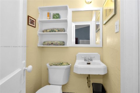 House in Miami, Florida 3 bedrooms, 147.9 sq.m. № 1946302 - photo 19