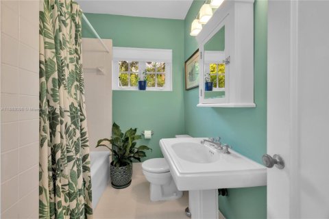House in Miami, Florida 3 bedrooms, 147.9 sq.m. № 1946302 - photo 18