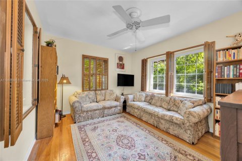 House in Miami, Florida 3 bedrooms, 147.9 sq.m. № 1946302 - photo 12