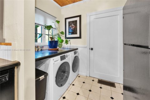 House in Miami, Florida 3 bedrooms, 147.9 sq.m. № 1946302 - photo 16