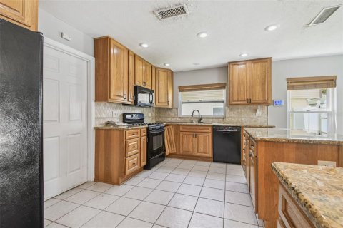 House in Tampa, Florida 4 bedrooms, 177.72 sq.m. № 1882682 - photo 16