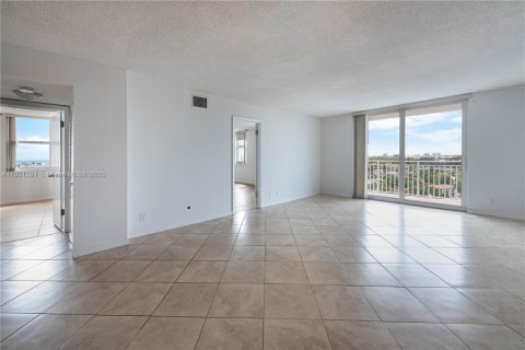 Condo in Hallandale Beach, Florida, 2 bedrooms  № 1951694 - photo 12