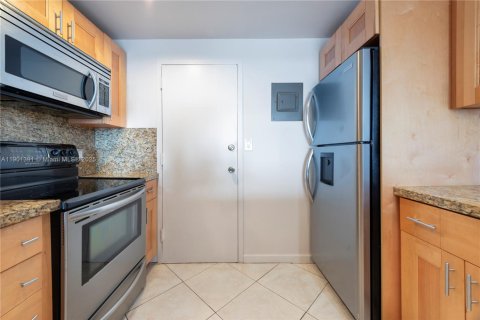 Condo in Hallandale Beach, Florida, 2 bedrooms  № 1951694 - photo 10